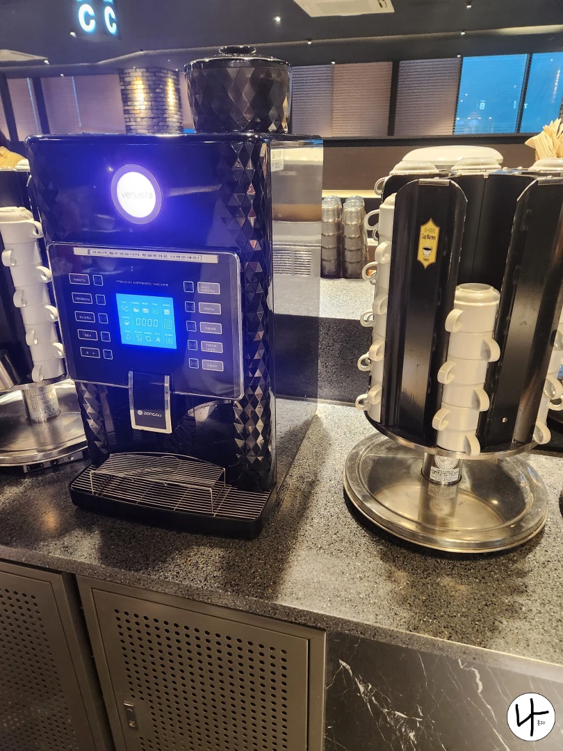 커피머신과-커피컵