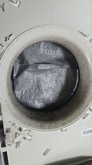 에어컨 분해 했을 때 보이는 곰팡이 사진