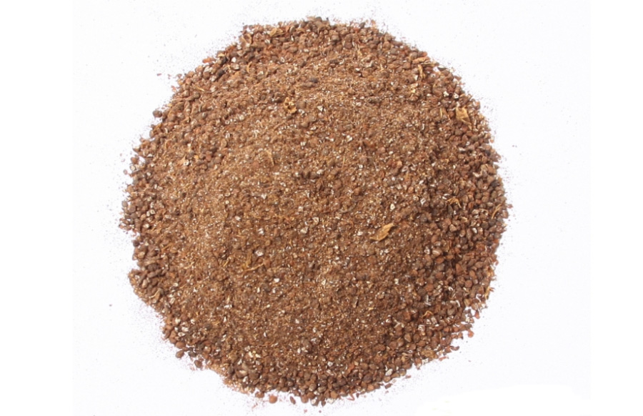 야생에서 채취를 한 사인을 추말하여 가루를 낸 것을 하얀 바닥 위에 수북하게 놓아두고 찍은 사진