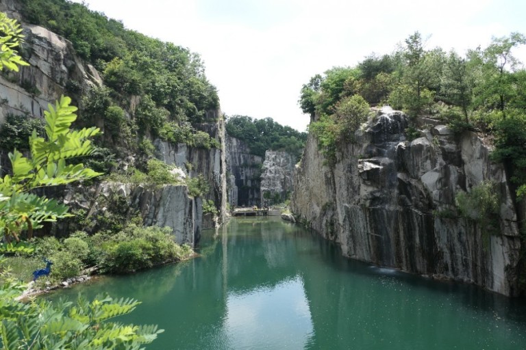 포천아트밸리 내 호수에서 바라본 암반벽 모습