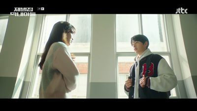 미래에서 보았던 서민영을 만나 반가운 진도준