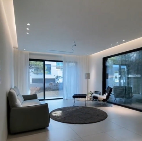 1층 거실 , 통유리로 되어있어 빛이 많이 들어오는 구조이며, 햇빛의 각도가 절묘한 구조로 되어 직사광선은 피하는 구조로 되어 있다