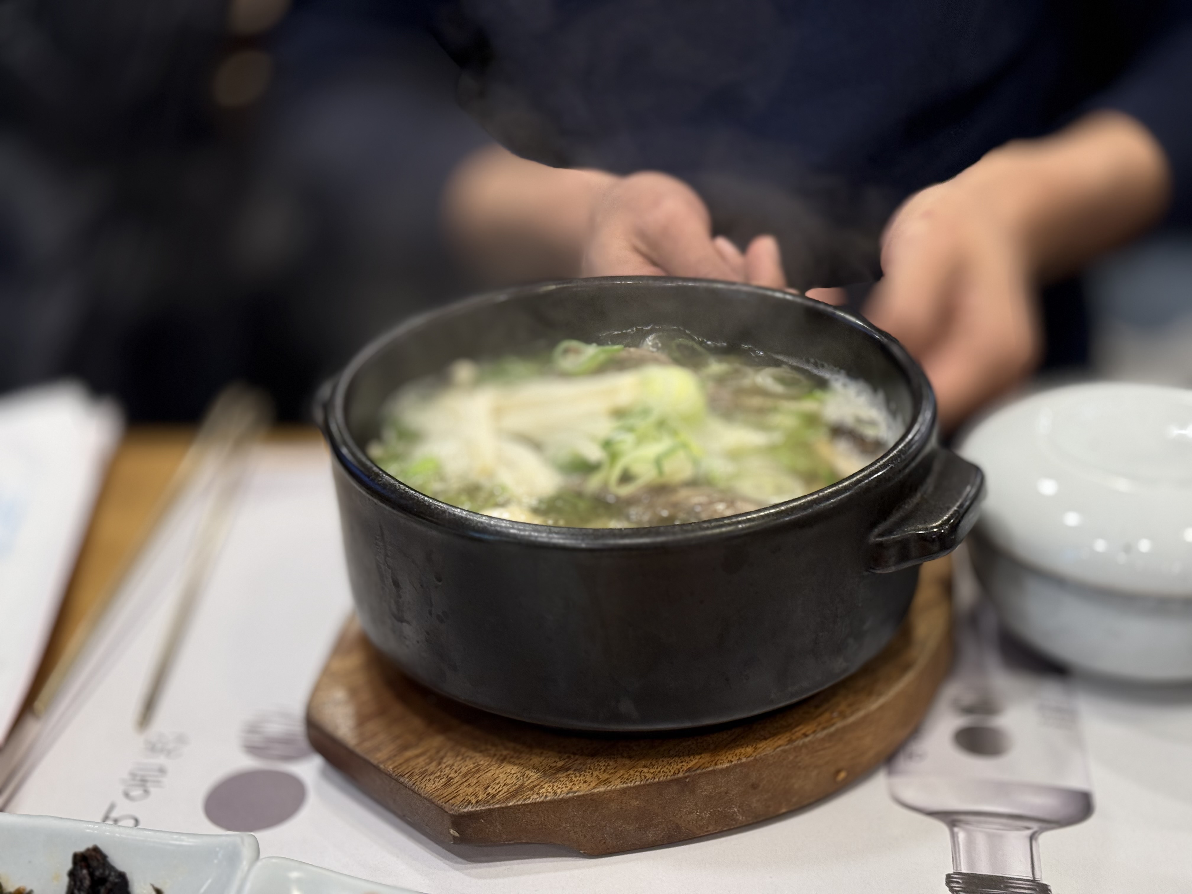 소담스럽고 정갈하게 담겨져 나오는 갈비탕 한 그릇