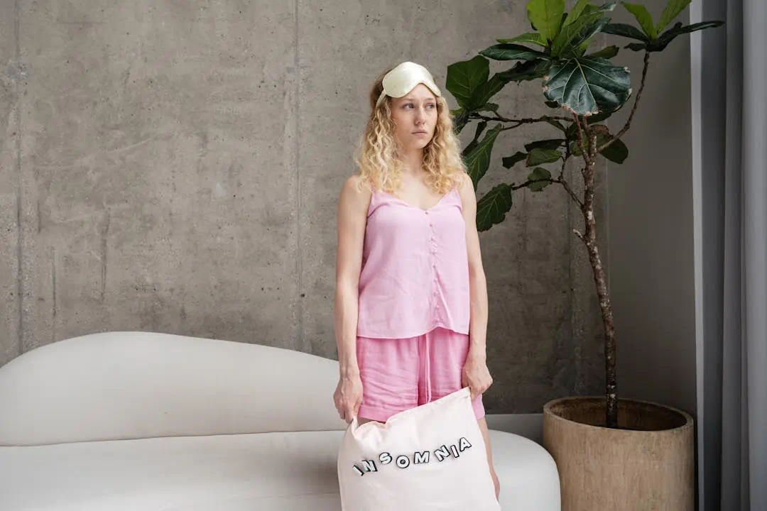 잠이안와서 서 있는 여성