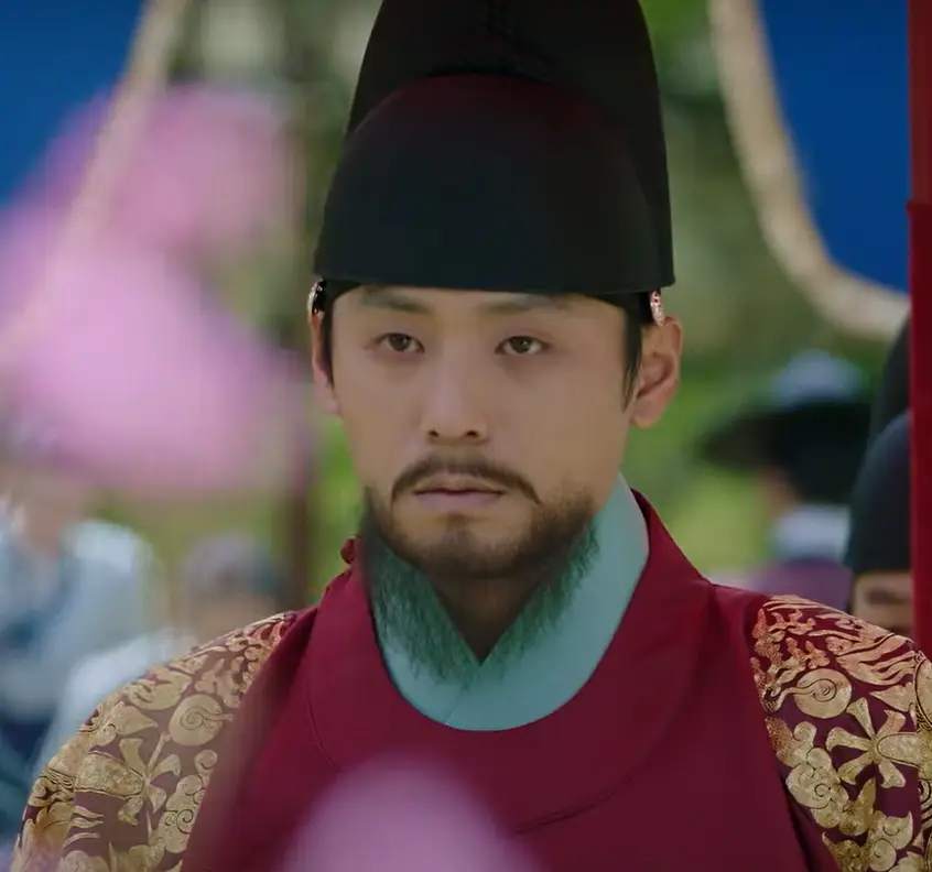 세작- 붉은색 임금한복을 입고 창백한 얼굴을 하고있는 이선