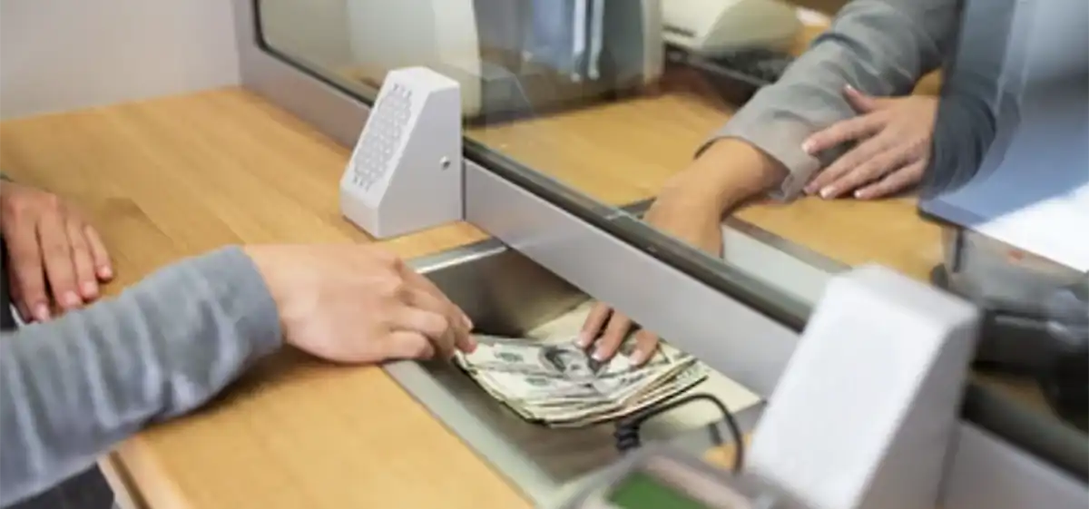 은행-돈-상환하는-여자