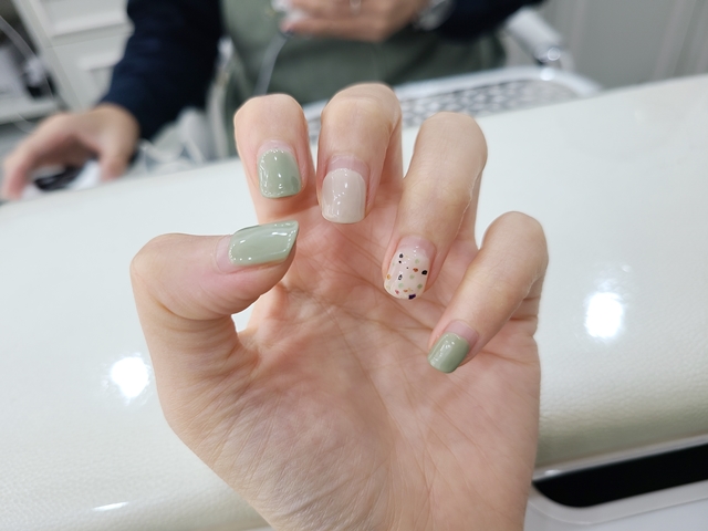 한달전에 받은 네일아트