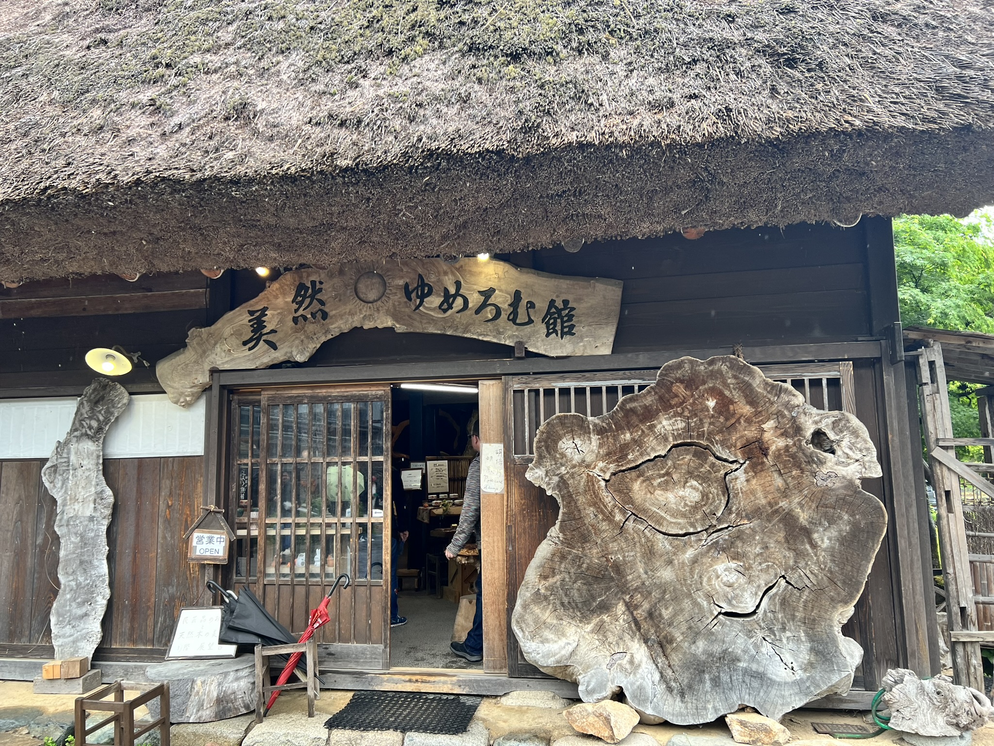 나무 수공예품점 입구 장식 풍경