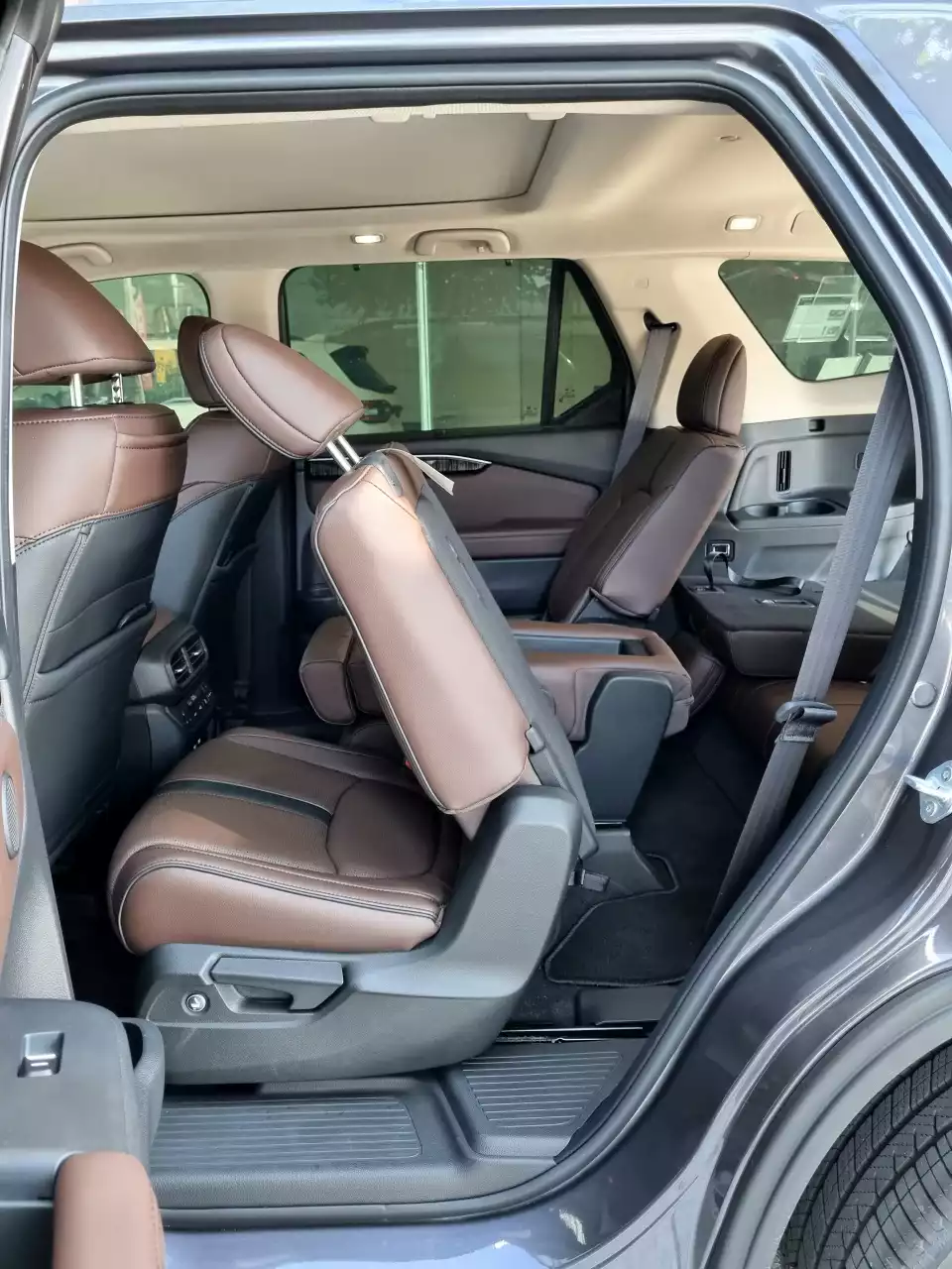 파일럿에서 원 터치 워크인 스위치를 누르면 3열로 쉽게 넘어갈 수 있습니다.