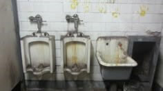 소변기에-누렇고-검은-곰팡이가-끼여서-소변보고-싶은-마음이-싹사라지는-변기