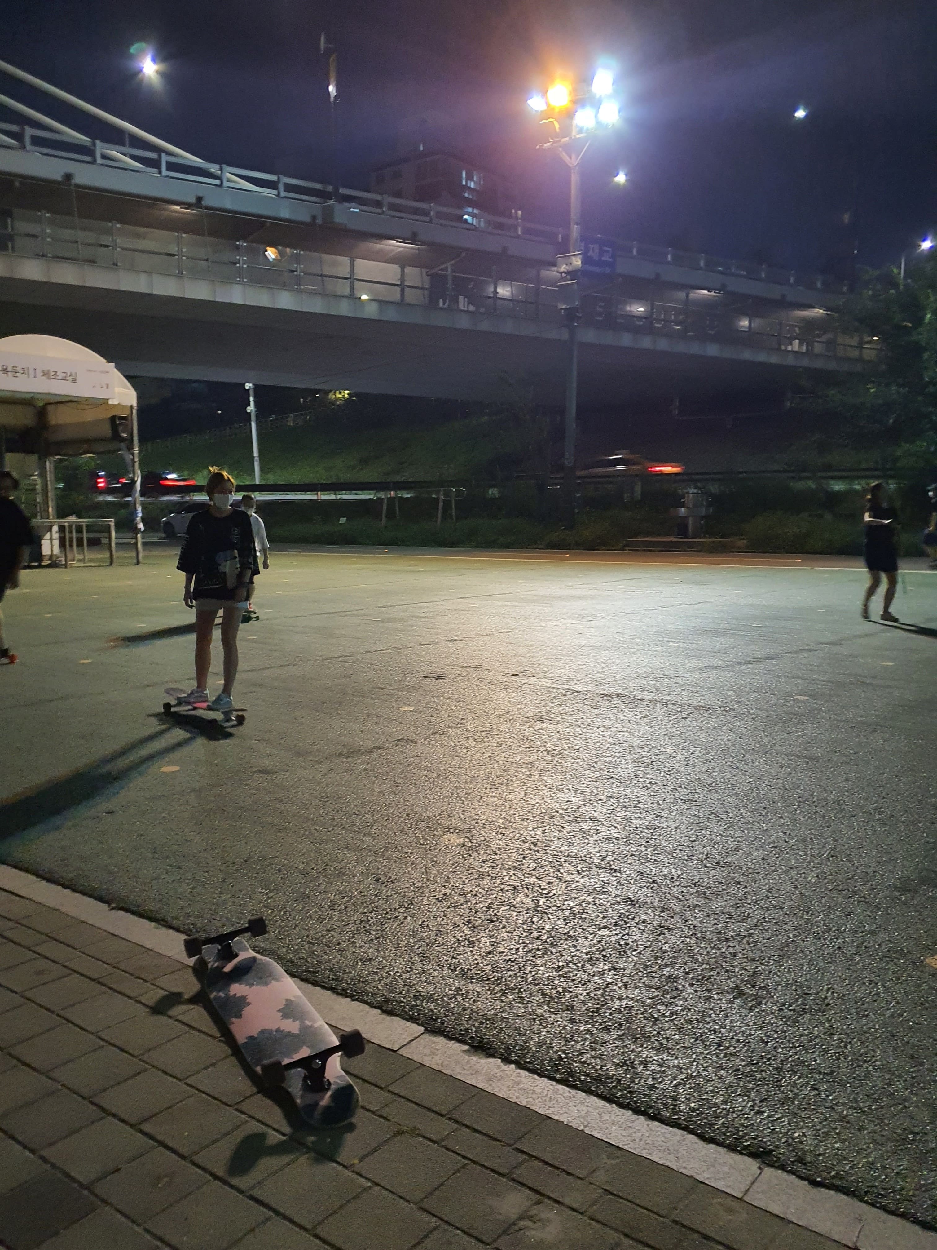 공원에서 보드 타는 사람들