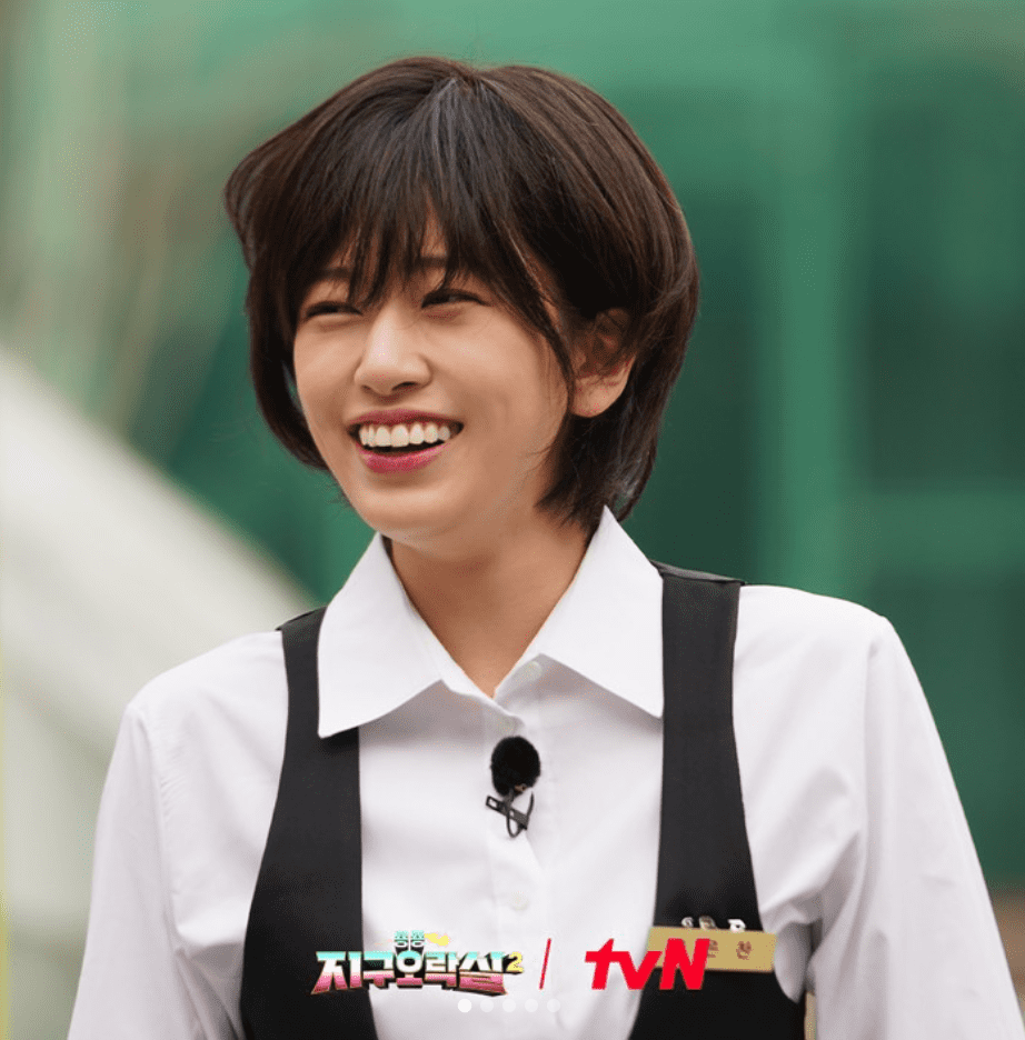 커피프린스의 캐릭터를 따라 입은 안유진