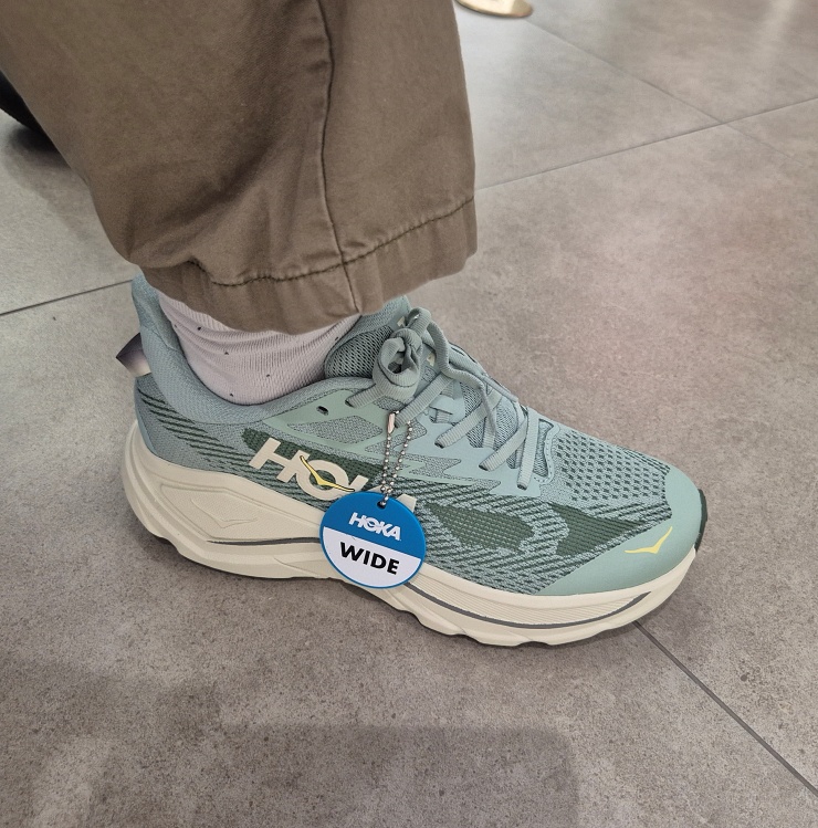 호카 챌린저 8 와이드 모델 실착 모습 및 핏