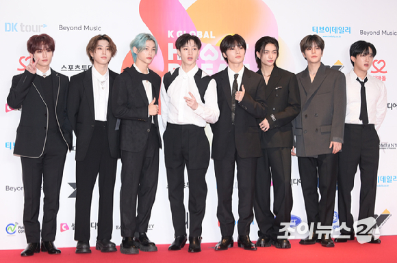 그룹 스트레이 키즈(Stray Kids)가 10일 오후 서울 송파구 올림픽공원 케이스포돔(KSPO DOME)에서 열린 '2023 K글로벌 하트 드림 어워즈' 레드카펫 행사에 참석하고 있다. [사진=정소희 기자]