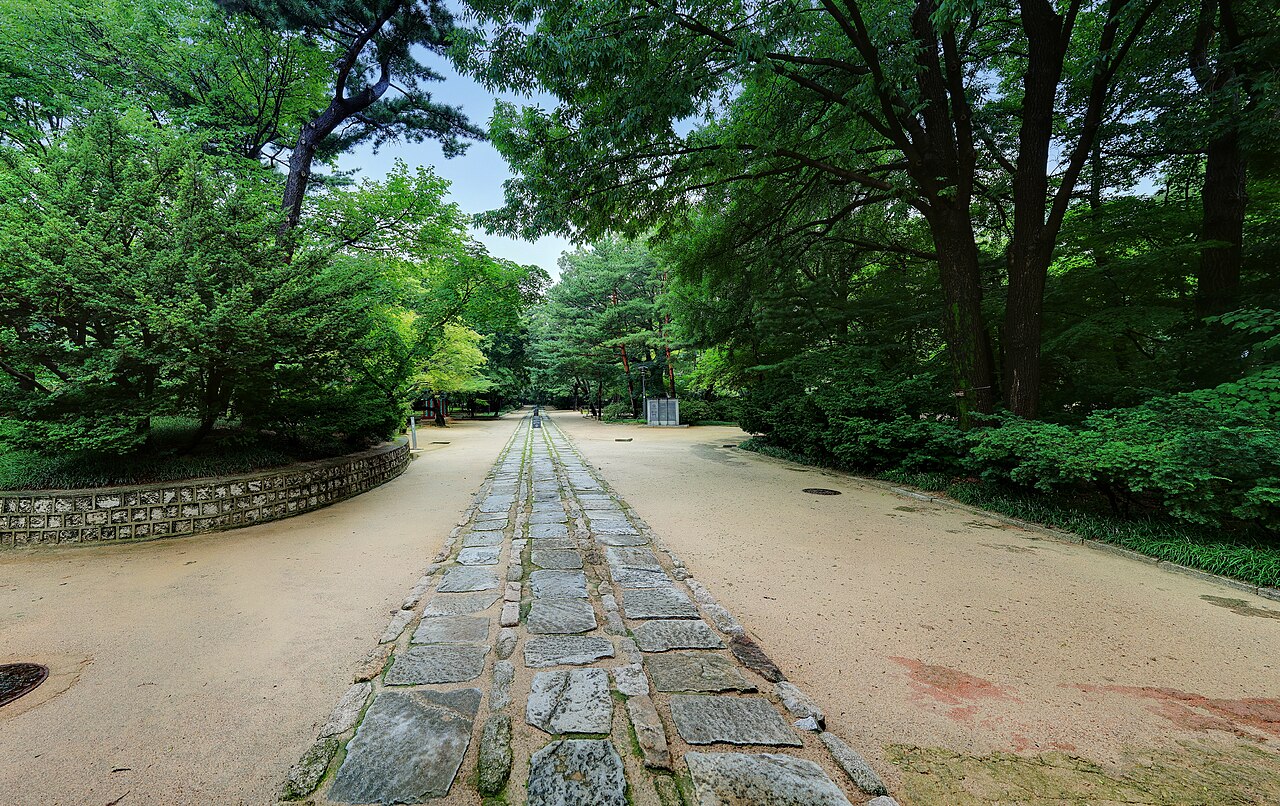종묘 외대문 안쪽의 삼도, 가운데가 높은 박석길