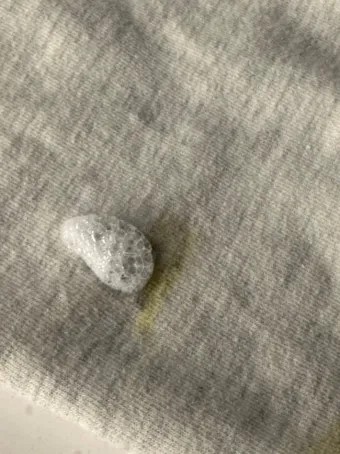 피지 얼룩 식초 분무 후 주방타월로 눌러 빼는법_26