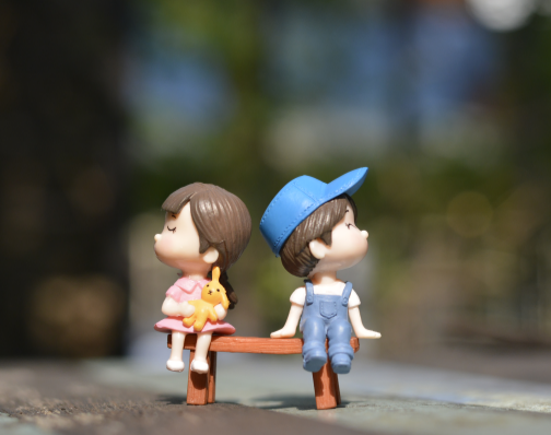 남여가 서로 다른곳을 보고 있는 인형
