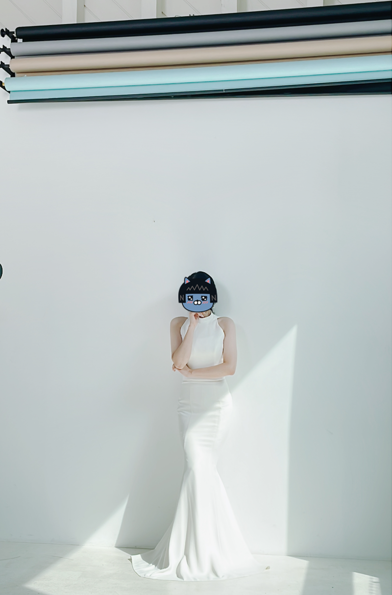 홀터넥 슬림 드레스 촬영 중
