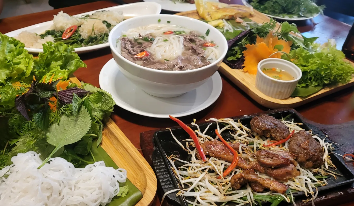 베트남 하노이 음식인 쌀국수와 분짜