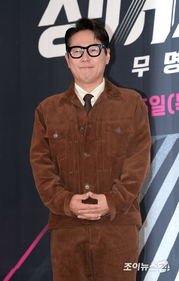 가수 윤종신이 26일 오전 서울 마포구 중소기업DMC타워에서 열린 JTBC &#39;싱어게인3-무명가수전&#39; 제작발표회에 참석하고 있다. [사진=정소희 기자]