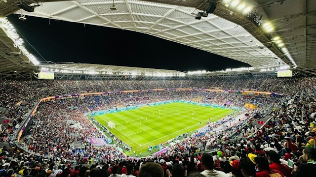 관중이 가득 찬 축구경기장