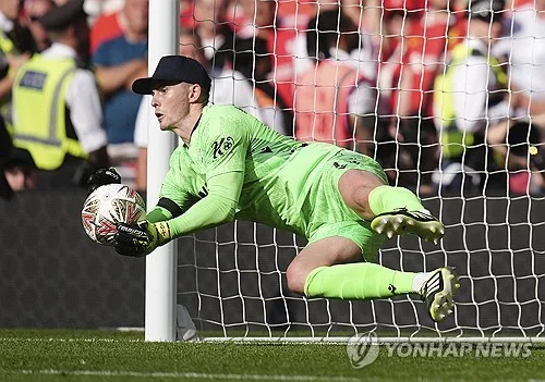 딘 핸더슨 골을 막아내는 크리스탈 팰리스 골키퍼-연합뉴스 출저