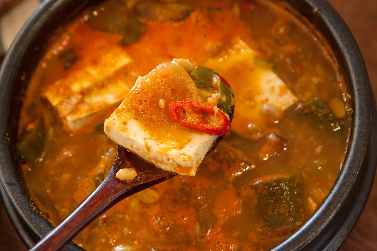 찌개와_두부를_뜨고_있는_숟가락