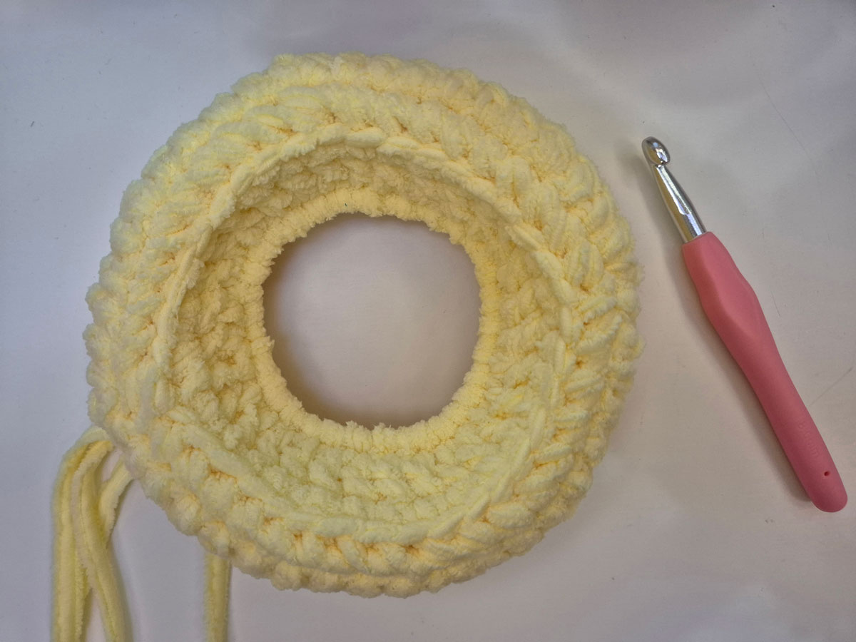 코를 늘려가며 떠주고 있는 사진