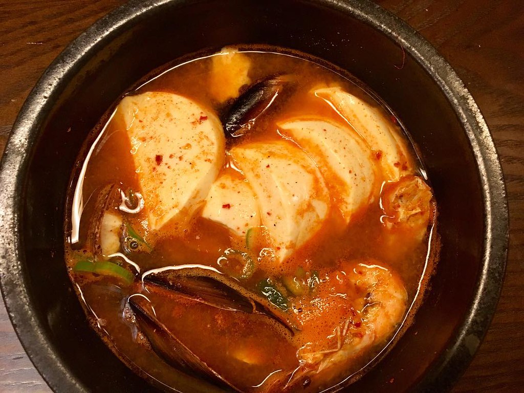 순두부찌개에 대한 뜻과 어원, 유래, 역사, 특징, 맛과 영양, 조리법(레시피), 세계화, 전 세계 맛집, 프랜차이즈