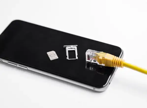 SKT 유심 무상 교체 후 유심 슬롯 구성과 통신 연결 구조를 보여주는 이미지. 유심 무료 교체 후 통신 보안 점검 필요