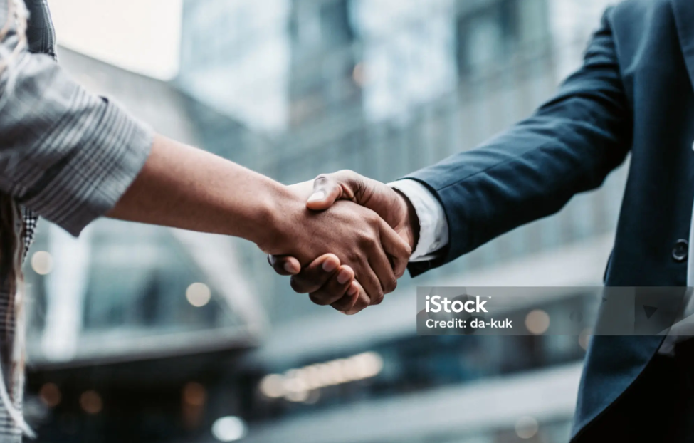 악수 하는 장면