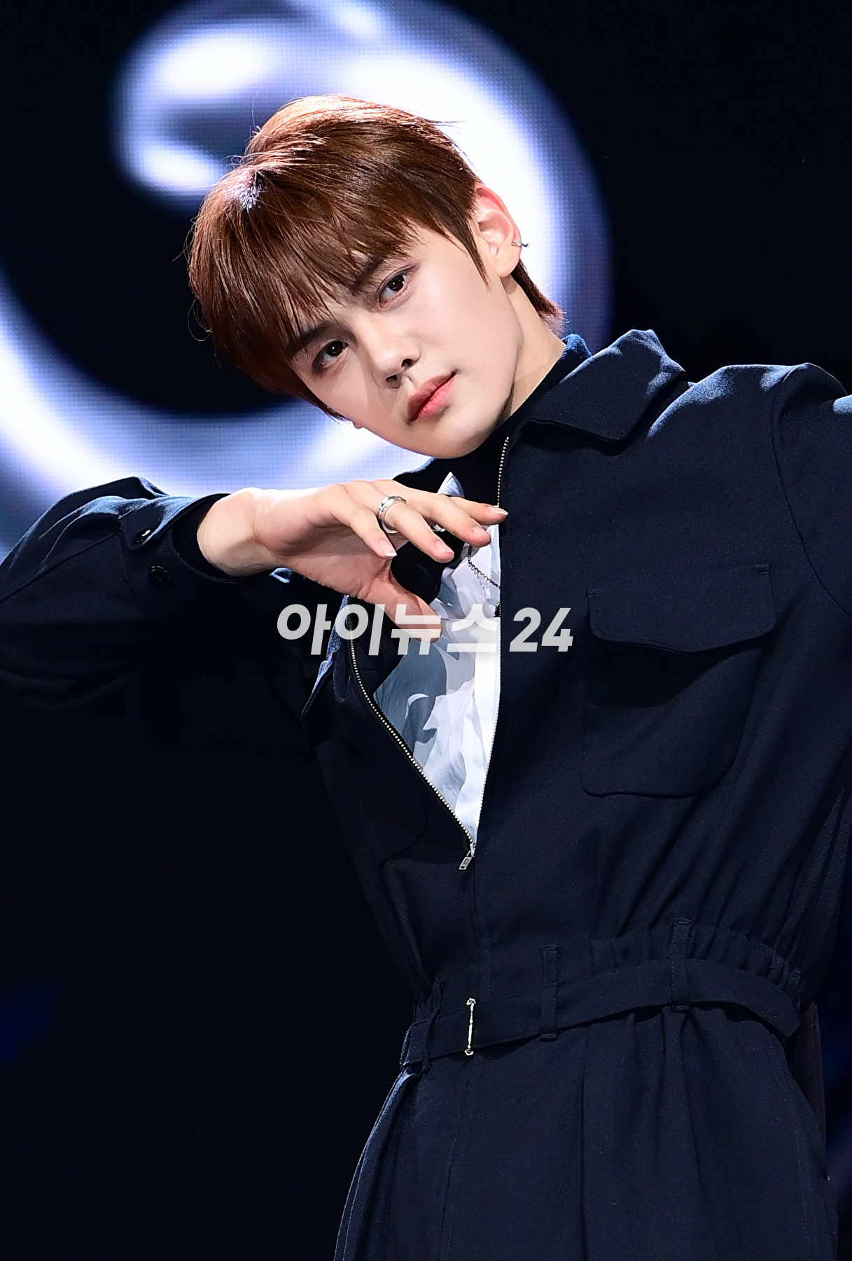 그룹 제로베이스원 김규빈이 5일 오후 서울 광진구 예스24라이브홀에서 열린 제로베이스원(ZEROBASEONE) 두 번째 미니앨범 &#39;멜팅 포인트&#39;(Melting Point) 발매 기념 쇼케이스에서 포토타임을 갖고 있다. [사진=정소희 기자]