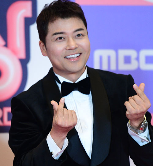 손하트하는 전현무