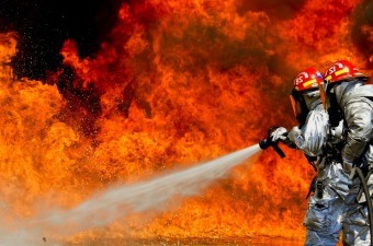 소방관들이-위험을-무릅쓰고-시뻘건-화염이-불타오르는-화재현장에-소방호수로-물을-뿌려-진압하는-모습