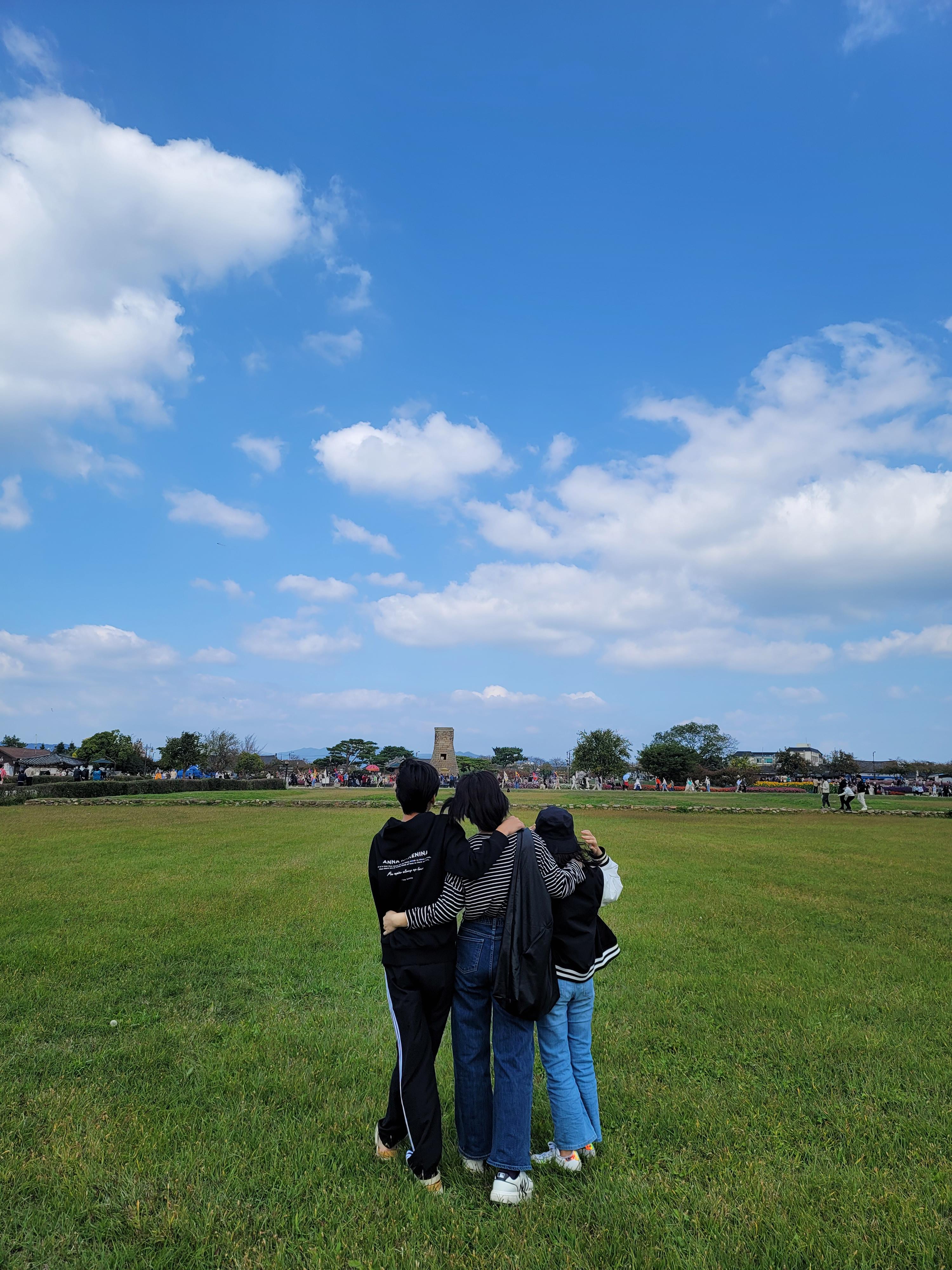 경주 첨성대 여행중에 가족 사진