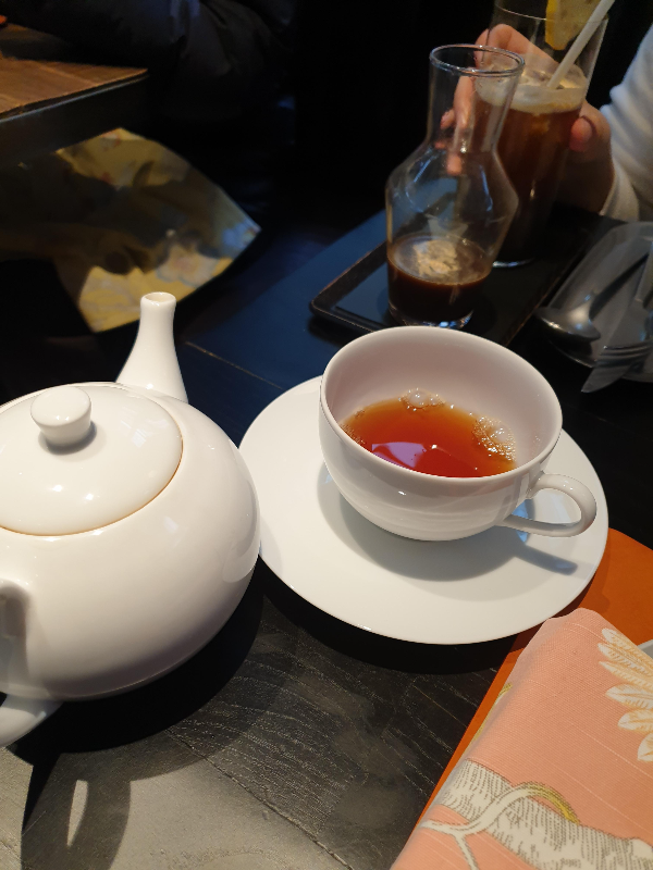 하안 팟과 찻잔에 나온 잉글리시 블랙퍼스트