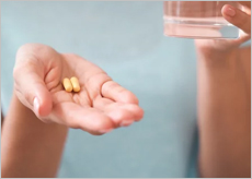 알부민 영양제를 꼼꼼하게 선택하고 있는 이미지