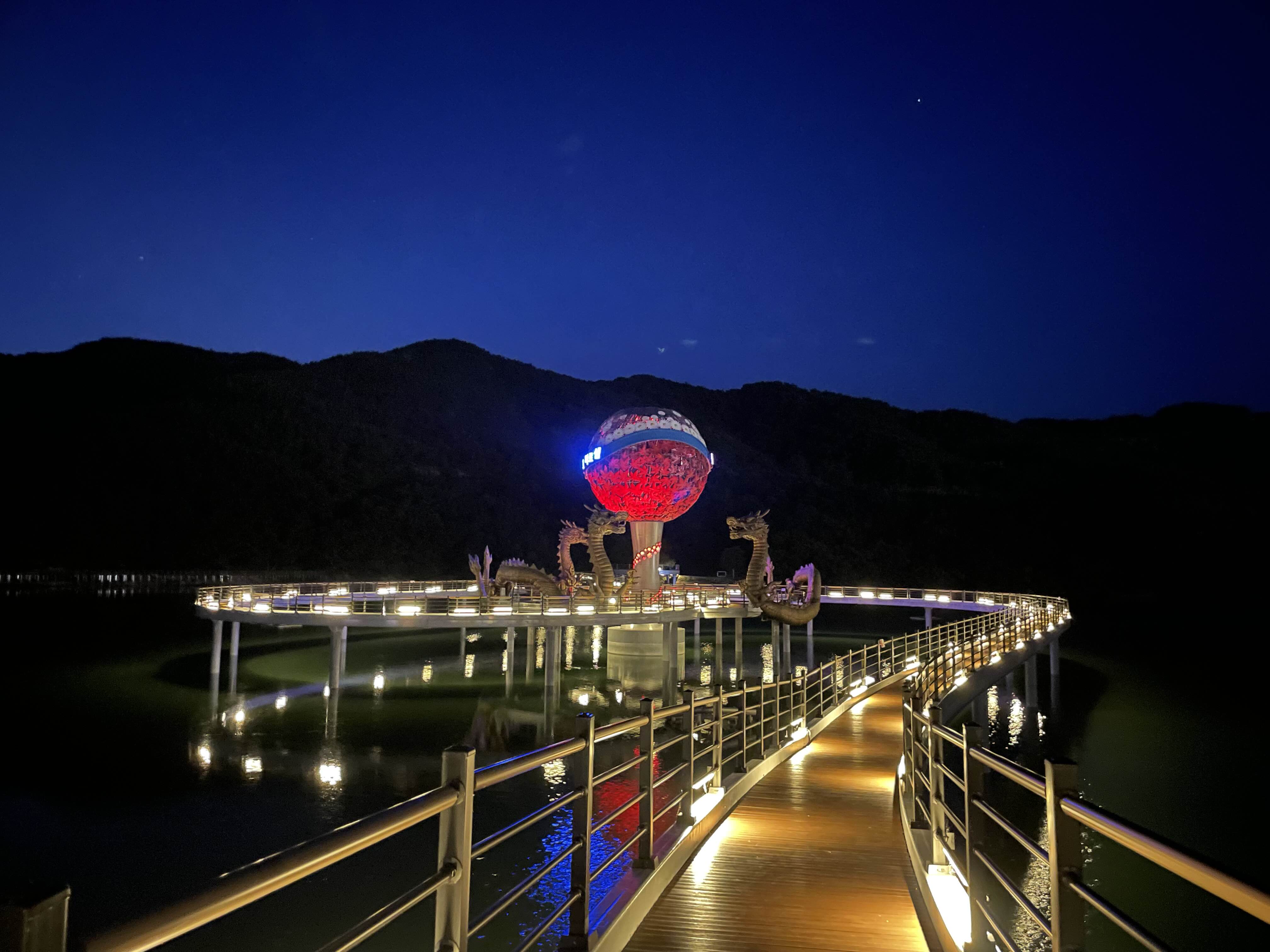 저수지 산책로, 용과 여의주 석상