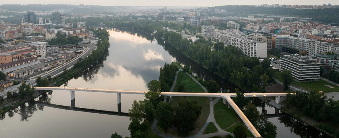 프라하의 블타바 강을 가로지르는 매끈한 콘크리트 보행자 다리 Sleek concrete pedestrian bridge spans the vltava river in prague