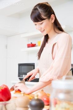 주방에서-식구들에게-맛있게-해줄-요리를-생각하며-얼굴에-미소가-가득한-주부