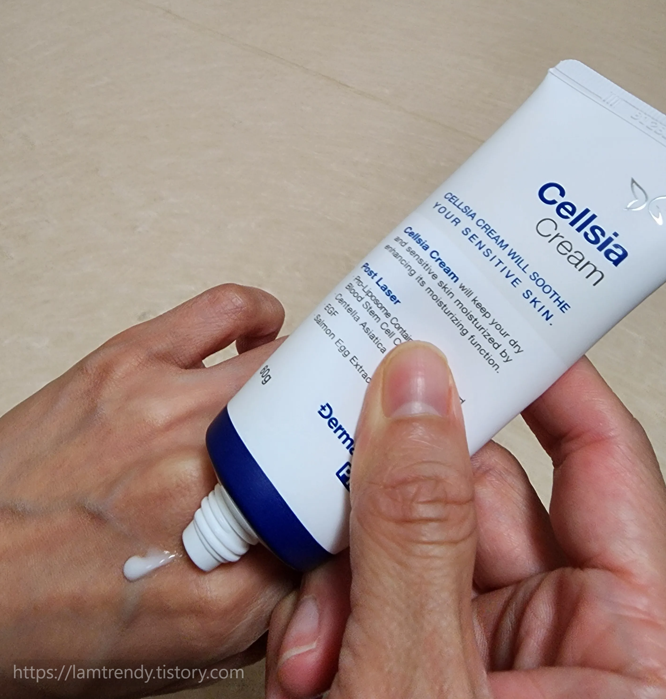 더마겐 셀시아크림을 손에 바르고 있음