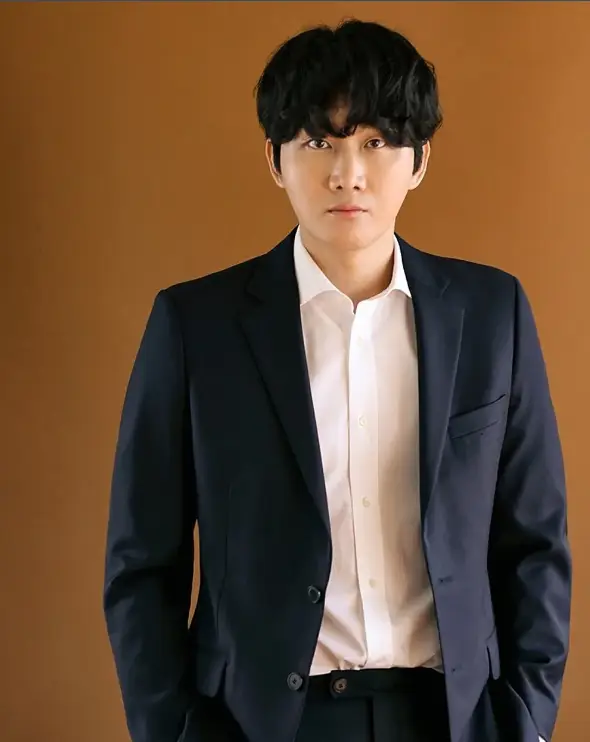 환승연애3-
갈색바탕 남색 수트 안 흰색 셔츠 앞머리를 내린 커트머리로 무표정하게 정면을 보고있는 모습