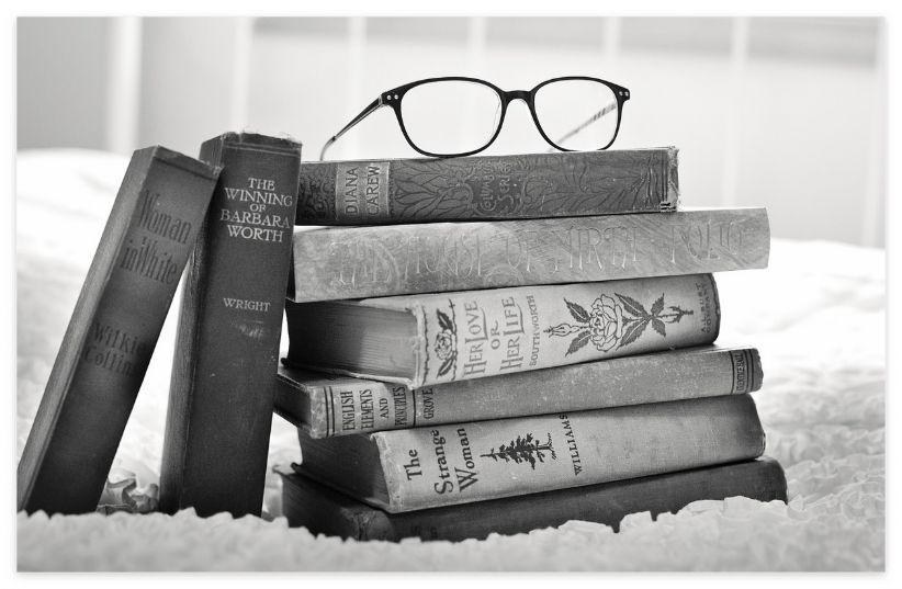 쌓여있는 책 그 위에 놓인 안경