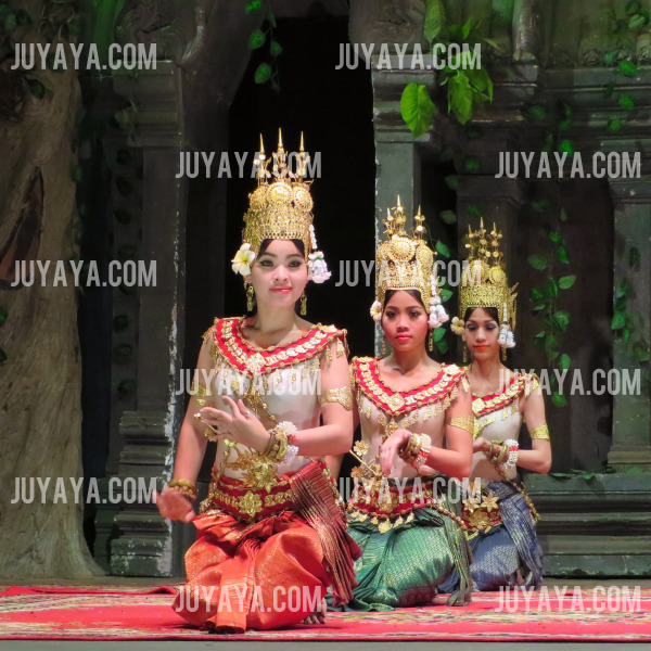 캄보디아 전통 압살라 춤 공연을 하는 무용수들.