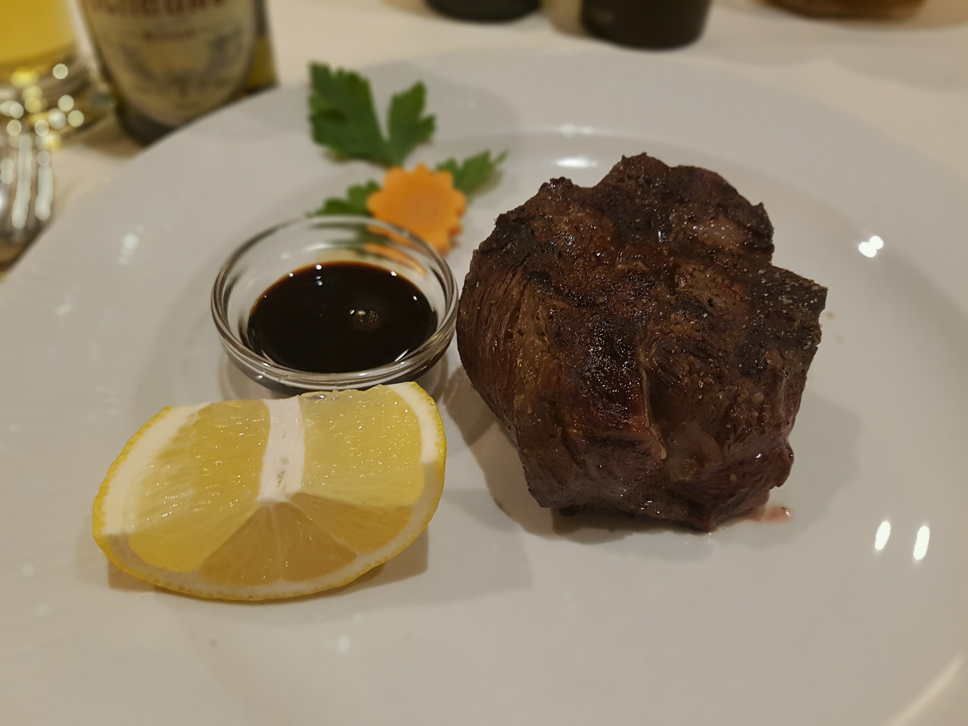 피렌체 맛집 Le Fonticine의 부드러운 스테이크 요리와 발사믹 소스, 레몬 가니쉬