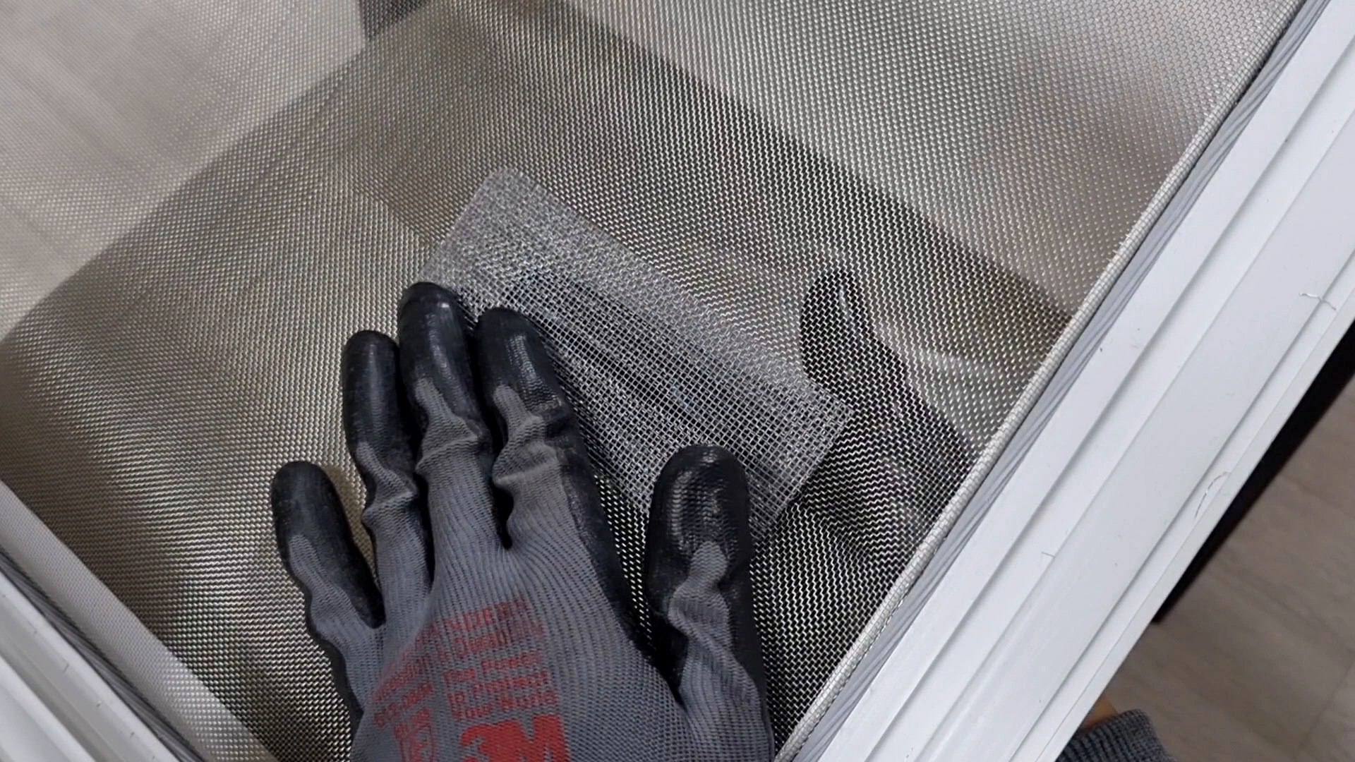 방충망 테이프 붙이는 모습