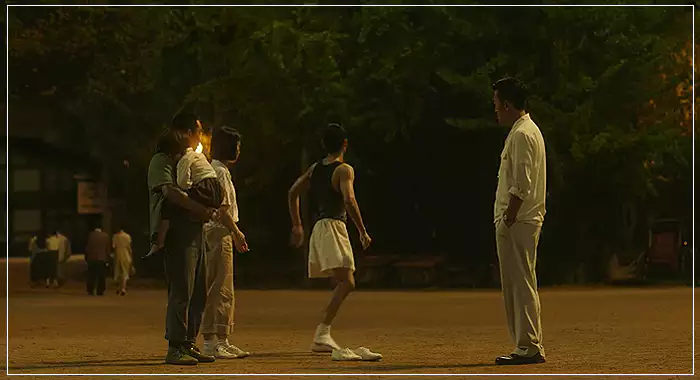 1947-보스톤-승룡이-신발을-받고-자리를-뜨고-있다