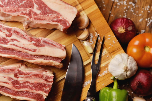 삼겹살이 도마위에 올려진 모습