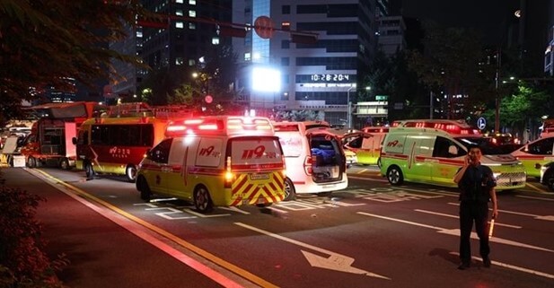 야간-교통사고로-119출동-경찰-수신호