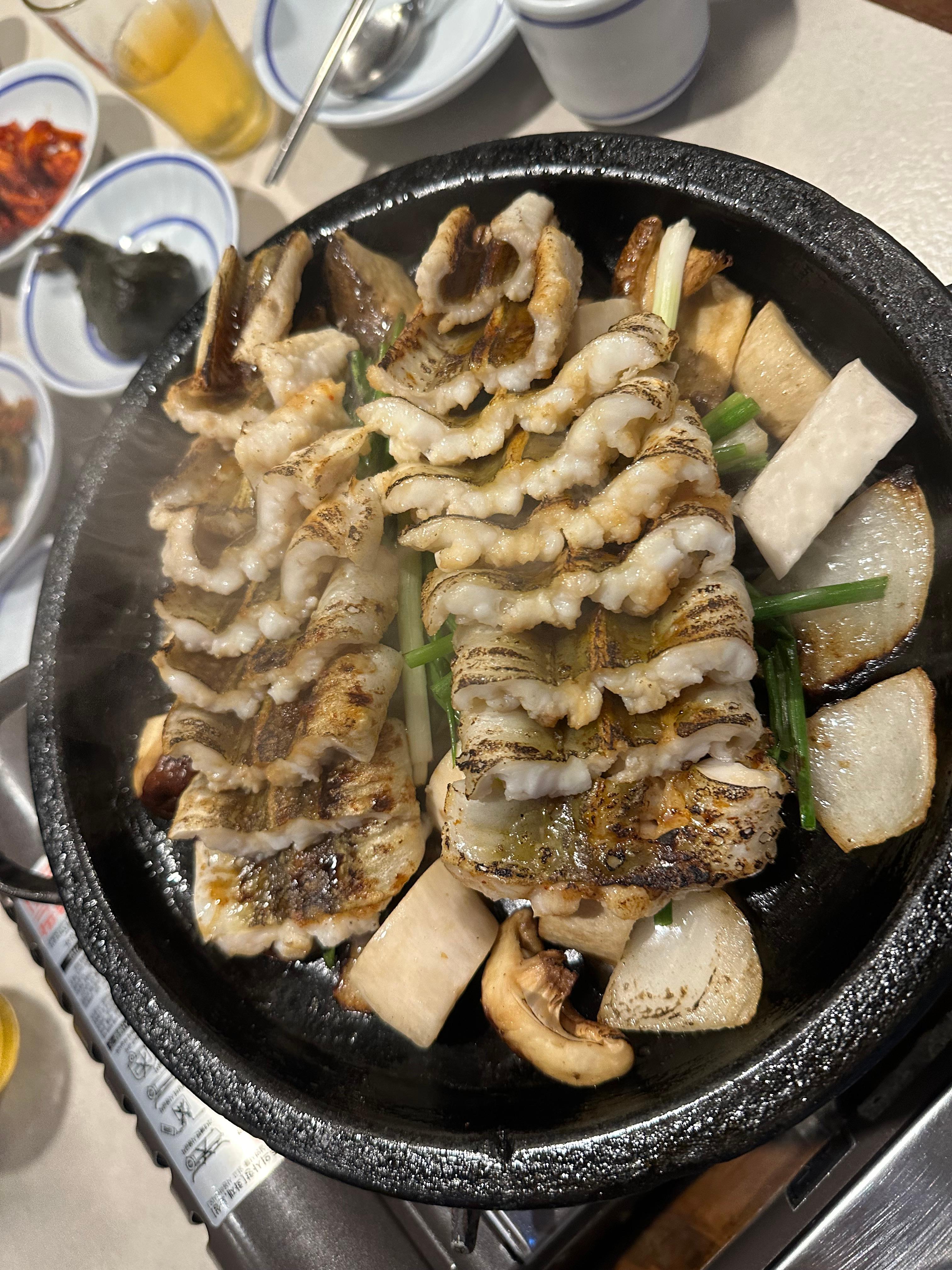 서울 용산 삼각지 장어 맛집 돌판장 추천(돌판에 굽는 자연산 바다장어, 장어 소금구이, 장어 양념구이, 장어구이 1인분 25,000원, 독특한 장어 초밥, 직원 친절, 내부 인테리어 예쁨, 가게 청결, 2층 구조, 용산 회식장소 추천)